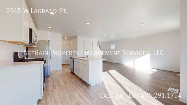 Building Photo - 2945 W LaGrand St