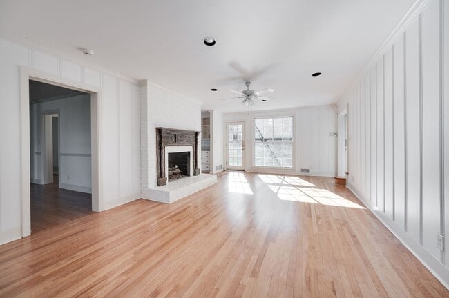 Foto del edificio - Fantastic renovated 5BE/4BA family home on beautiful oversized private Lot in the heart of Belle ...