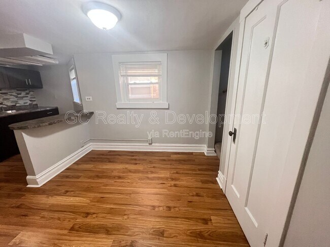 Foto del edificio - 5410 W Berteau Ave