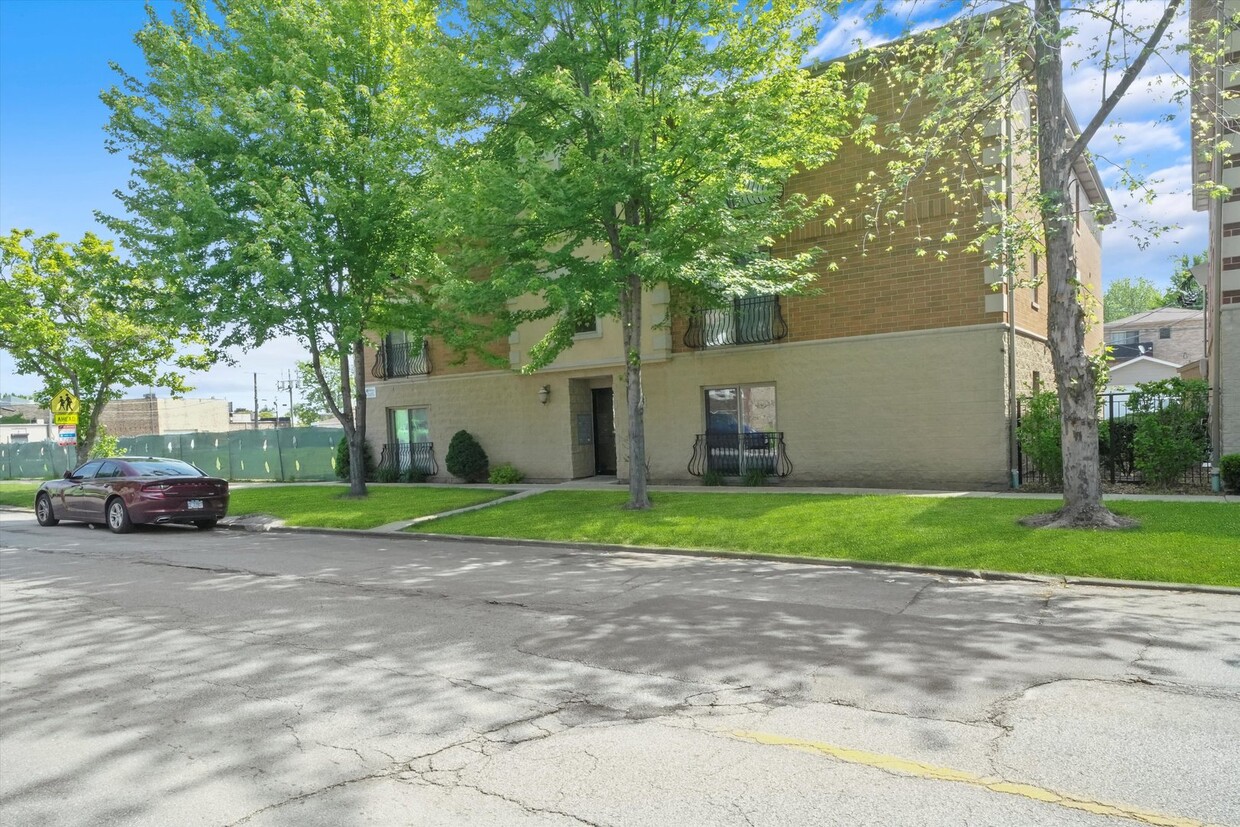 Primary Photo - 3423 Ridgeland Ave