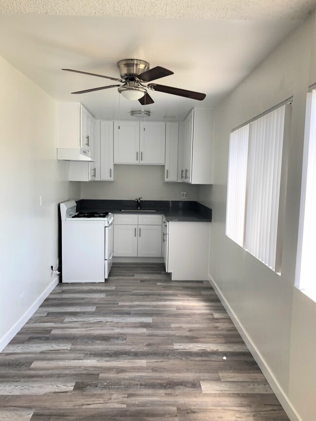 Building Photo - 585 E Washington Blvd