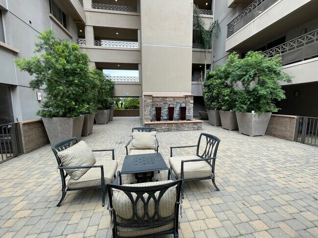 Foto del edificio - 931 E Walnut St