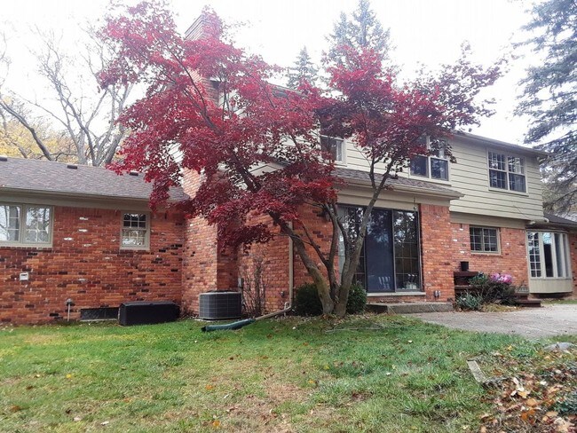 Building Photo - Beautiful Lakefront Home in West Bloomfield