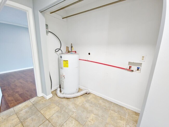 Foto del edificio - Renovated 4 bedroom Home now available!