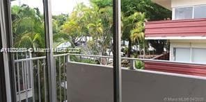 Foto del edificio - 1235 Mariposa Ave