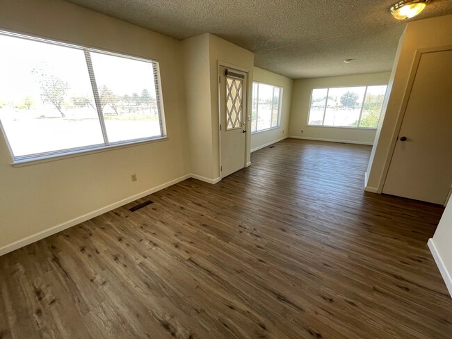 Building Photo - Spacious property with views!