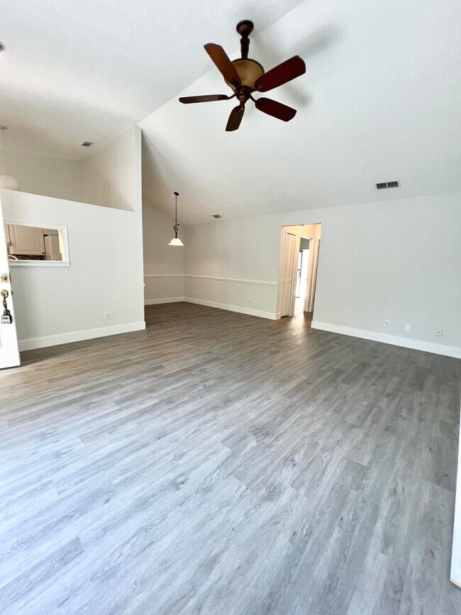 Building Photo - 214 Sparrow Dr
