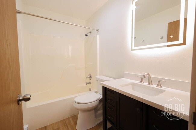 Building Photo - Fully Renovated Condo