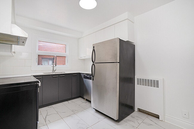 Building Photo - 3871 Rue Beaubien E