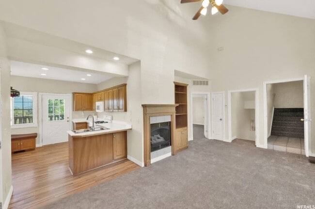 Building Photo - 340 Rainbow Ln