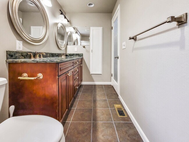 Building Photo - Centrally Located 4BR Gem near Northgate w...