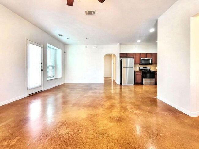 Building Photo - **Gorgeous 3 Bedroom 2 Bathroom Home in Au...