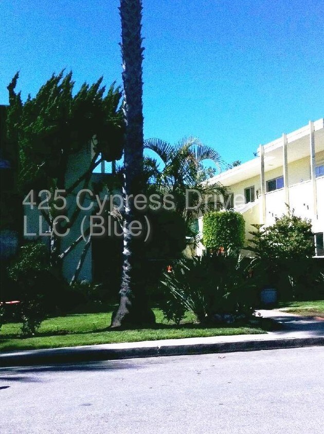Building Photo - Laguna Beach - McKnight Drive 2bed/1bath Apt