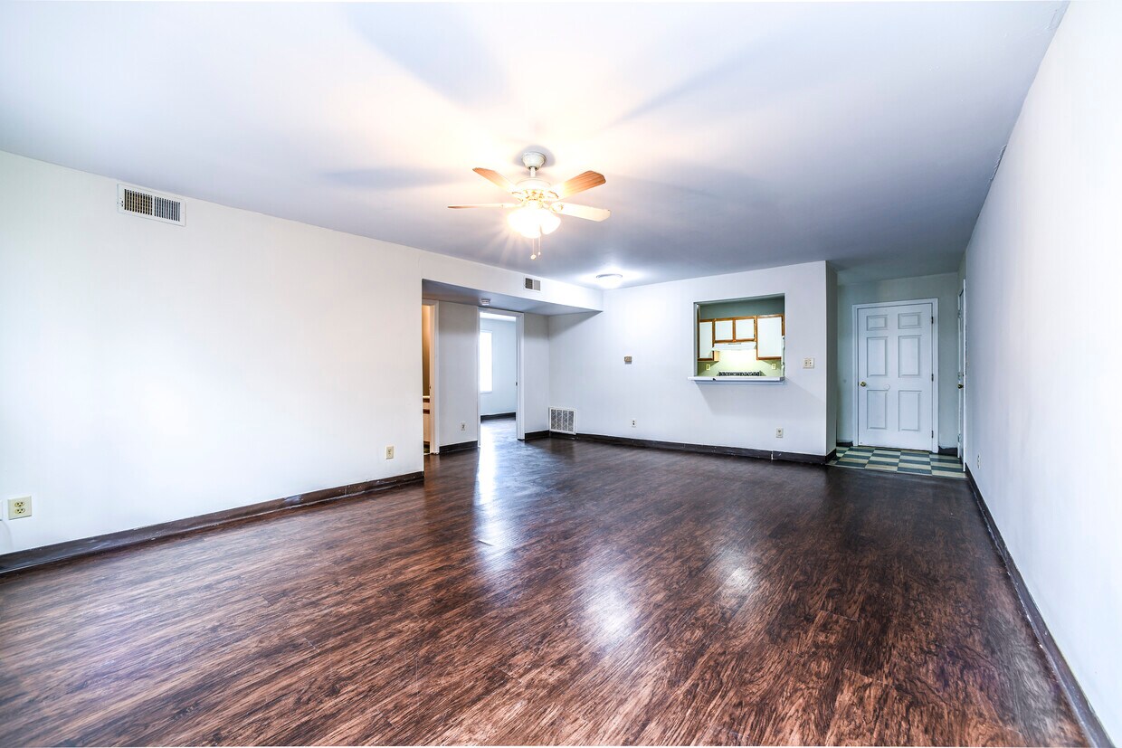 Primary Photo - 152 W Lee St