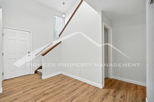 Building Photo - Stunning Townhouse with Central AC and Was...