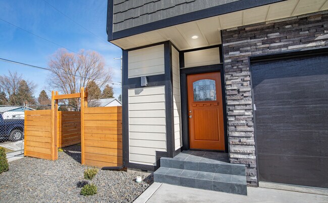 Building Photo - 320 N Moen Ln
