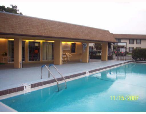 Building Photo - 2 Bedroom/ 2 Bathroom with balcony. Close to bus, major access and many restaurants.