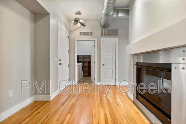 Foto del edificio - 10111 Inverness Main St