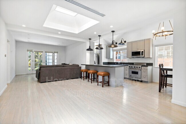 Foto del edificio - 4238 Goodland Ave