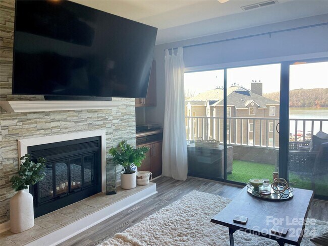 Building Photo - 9801 Emerald Point Dr