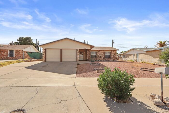 Primary Photo - Beautiful brick home in the Vista Del Sol ...
