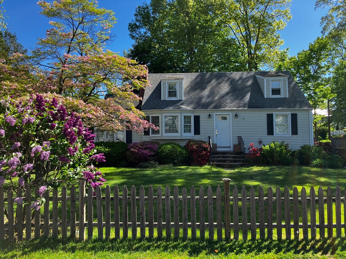 Primary Photo - 2 Lyncrest Dr