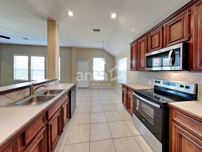 Foto del edificio - 2113 Breezeway Ln