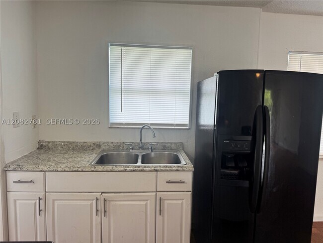 Foto del edificio - 717 SW 79th Ave