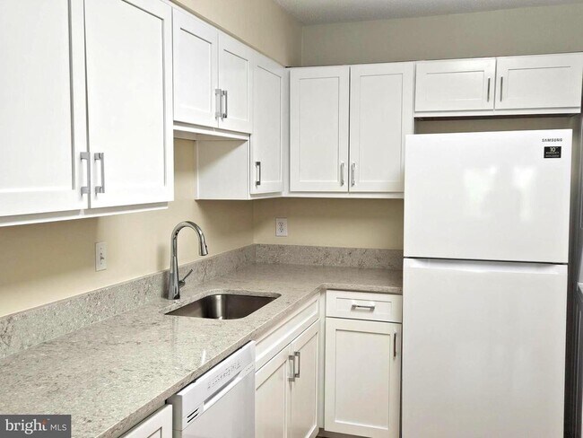 Building Photo - 15100 Interlachen Dr