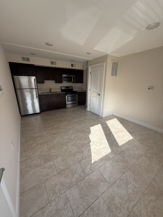 Photo - 145 Copeland Ave (Lyndhurst, NJ) Apartment