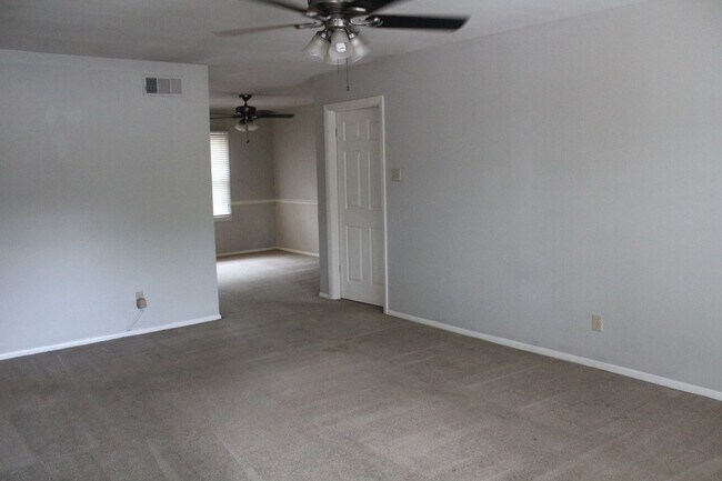 Foto del edificio - Spacious Home in High Point Terrace, on the Greenline