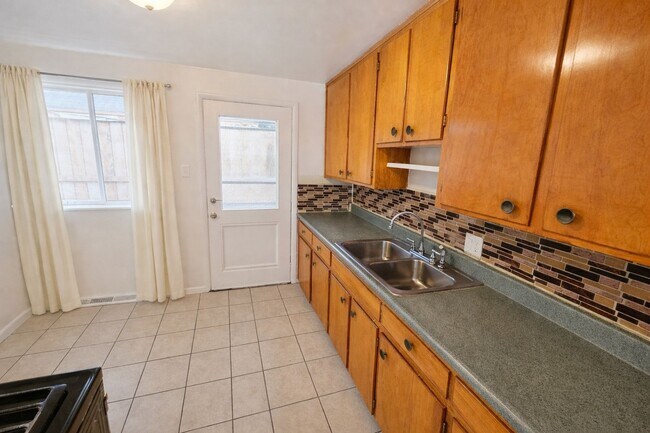 Building Photo - Charming 2-Bedroom Denver Apartment – Bright Living Space & Great Layout