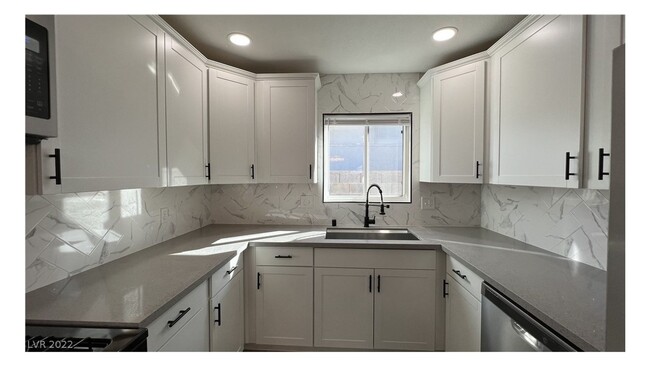 Building Photo - Gorgeously Renovated Home in a Cozy Neighb...