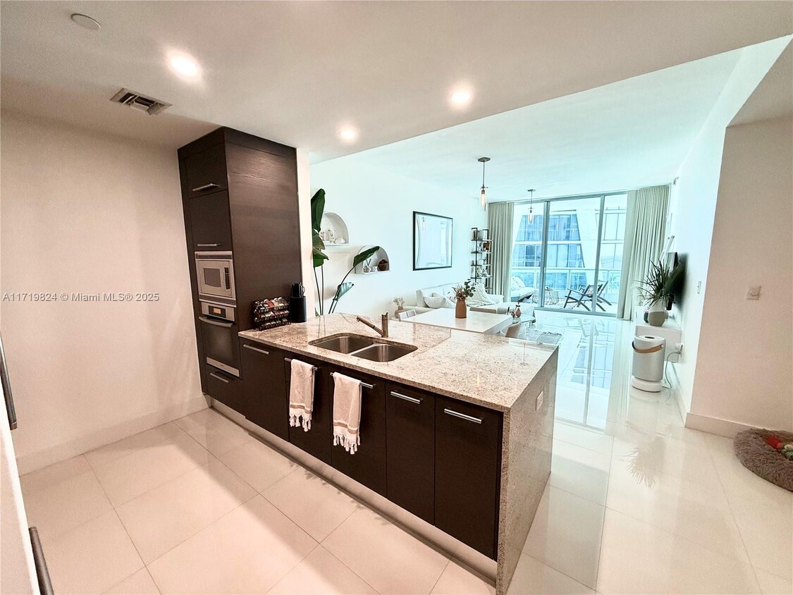 Foto principal - 900 Biscayne Blvd