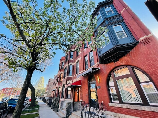 Building Photo - 2706 S Wells St