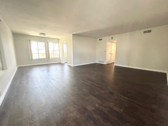 Building Photo - 439 S Oakhurst Dr
