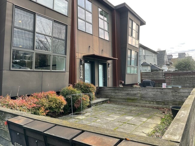 Building Photo - Great Georgetown Location, Parking Included, Loft Space, & Pets Are Welcome!
