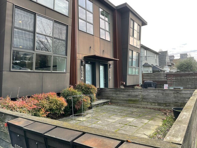 Foto del edificio - Great Georgetown Location, Parking Included, Loft Space, & Pets Are Welcome!