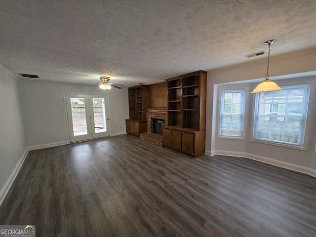 Building Photo - 405 Williamsburg Way