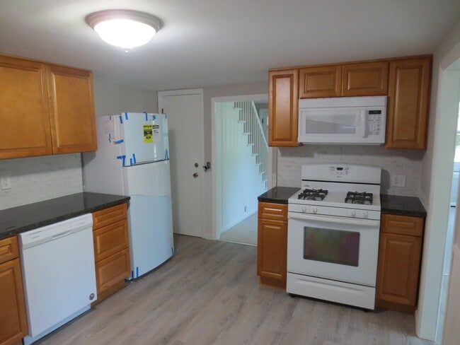 Kitchen - 355 Naubuc Ave