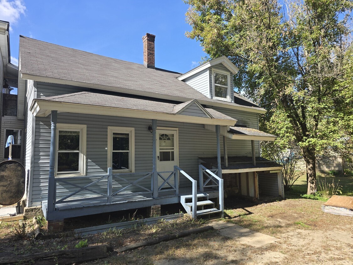19 Hildreth St Unit Blue House, Winchester, NH 03470 Room for Rent in