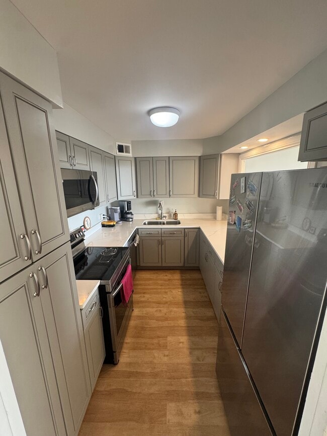 Stainless steel appliances - 4800 S Chicago Beach Dr