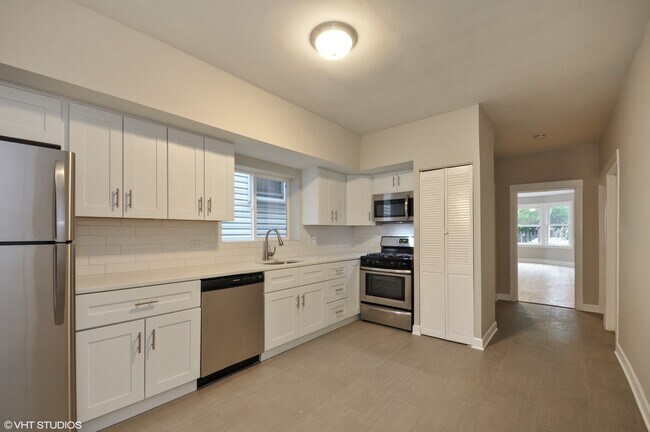 Building Photo - 2909 N Ridgeway Ave