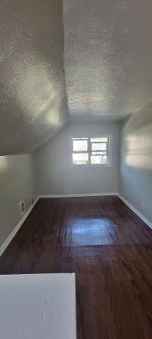 Building Photo - Spacious One Bedroom with ALL Utilities in...