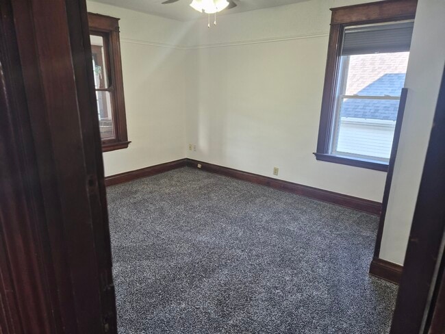 Building Photo - 2417 Robertson Ave
