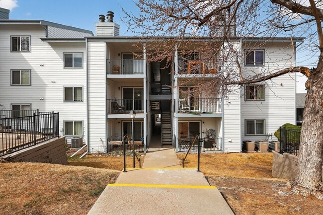 Building Photo - 13085 W Cedar Dr