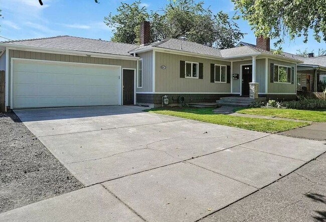 Building Photo - Available Now! 5 bedroom house with large yard and RV parking!