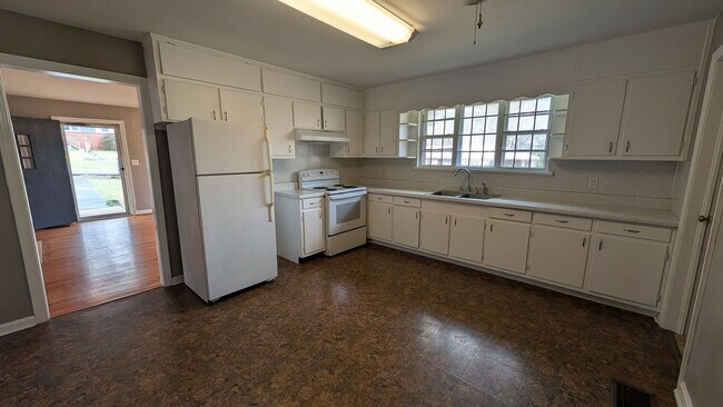 Building Photo - Cute 2BR House with Large Kitchen, Lots of Natural Light