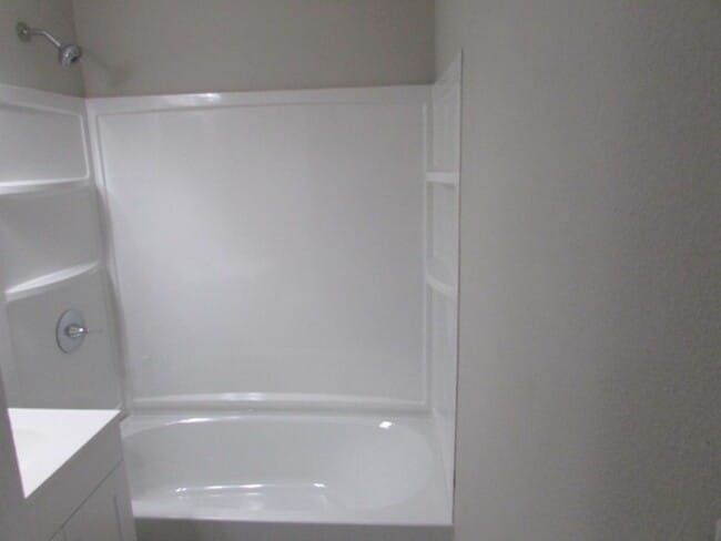 Foto del edificio - Renovated Three Bedroom/One Bath Duplex