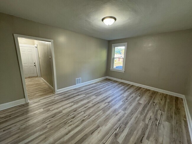 Foto del edificio - 3 Bed, 1 Bath House in Award Winning Webst...